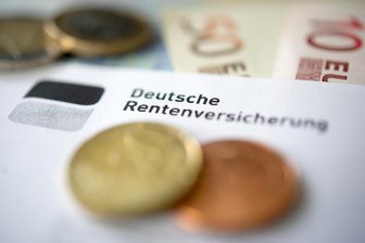 Ehrliche Debatte zur Rente nötig - Münzen liegen auf einer Renteninformation der Deutschen Rentenversicherung.