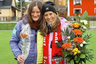 Ehrung auf besonderem Terrain - Erfolgreiche Geschwister: Hanna und Katharina Hennig (r.) auf dem Fußballplatz in Neudorf während der Sportlerehrung.