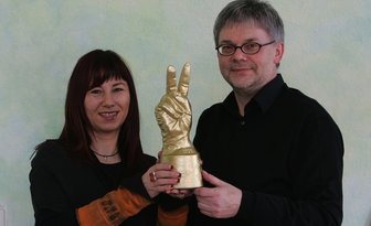 Ehrung für ein starkes Trio - Cathrin Schauer ist die Vogtländerin des Jahres 2008. Rainer Räch, Regionalleiter der "Freien Presse" im Vogtland, überreichte ihr den Goldpokal mit dem V: das V fürs Vogtland und für Victory (Sieg). 