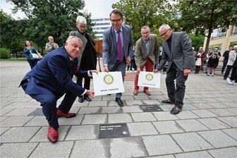 Ehrung für großen Formgestalter: So erinnert Chemnitz an Karl Clauss Dietel - Feierliche Übergabe der neuen Denkmal-Platten am Roten Turm. Von links: Rotary-Präsident Schaherr Al-Schaherr, Maria Dietel, die Frau Karl Clauss Dietels, der Generaldirektor der Kunstsammlungen Frédéric Bußmann, Kunsthistoriker Ralf Müller und Karl-Otto Grahl, Leiter der Arbeitsgruppe "Große Chemnitzer".