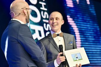 Ehrung in Chemnitz: Das sind Sachsens Sportler des Jahres - Sachsens Sportler des Jahres 2022: Eric Frenzel, hier im Gespräch mit Moderator Marc Huster