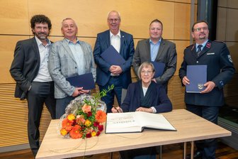 Ehrung, Verkehrsidee, Rekordspende, Auktion: Vier gute Nachrichten aus Mittelsachsen - Raik Schubert, Günter Schindler, Ralf Péus, Gunhild Nitzsche, Frank Heinitz, Matthias Miesel (v.l.).