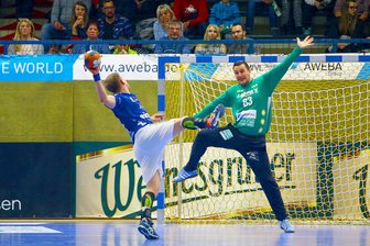 EHV Aue bezwingt Rhein Vikings - Per Siebenmeter überwindet Eric Meinhardt (Aue) Torhüter Vladimir Bozic (Vikings).