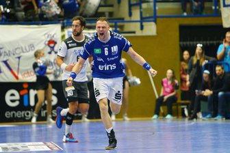 EHV Aue gewinnt Sachsenduell gegen den HC Elbflorenz - Kevin Roch (Aue) in Jubelpose, dahinter Marc Pechstein (Dresden).