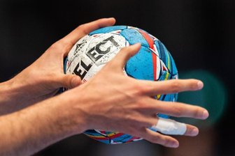 Ein Ball in der Hand eines Spielers.