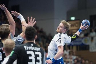 EHV Aue holt sich Auswärtspunkt und sichert vorzeitig die Liga - Aues Eric Meinhardt (r) im Angriff.
