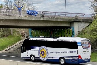 EHV Aue ist in Bayern nicht zu bremsen  - Jens Krüger vom EHV Fanclub Viktoria 96 überraschte den EHV Aue auf dem Weg nach Fürstenfeldbruck an der A72 in Großfriesen. 