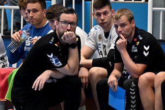 EHV Aue: Spitzenspiel und ein Wiedersehen mit einem alten Bekannten - Noch in der Zweitliga-Saison 2023/24 saßen Stephan Just (l.) und Philipp Braun als Trainer und Co-Trainer gemeinsam auf der Bank des EHV Aue. Nun sehen sie sich unter gänzlich anderen Vorzeichen wieder.