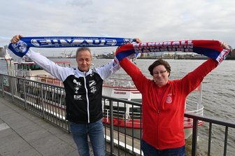EHV Aue: Traum von Fanreise zerplatzt wie eine Seifenblase - Letztes Jahr standen sie noch gemeinsam im Bereich der Landungsbrücken in Hamburg, Jörg Meinhardt, der Fanbeauftragte des EHV Aue (li.) und Bianca Burwieck, die 2. Vorsitzende des HSV-Fanclub Störtebeker.