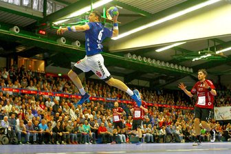EHV Aue verliert gegen Lübeck-Schwartau - Koke hilft aus bis Jahresende - Torwurf von Kevin Roch (Aue).