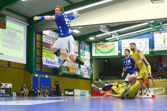 EHV Aue verliert Spiel und Spieler - Torwurf von Petr Slachta (Aue).
