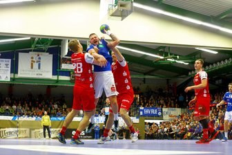EHV Aue verliert zu Hause gegen Essen 27:29 - Mindaugas Dumcius (Aue) sucht die Lücke zwischen Malte Seidel (Essen, links) und Michael Hegemann (Essen).