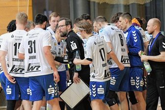 EHV beschwört die Vereinsfarbe - Aues Trainer Stephan Just muss seine Truppe nun fest einschwören. Gegen Vinnhorst ist der EHV zum Siegen verdammt.