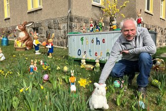 Ei, Ei, Ei: Erzgebirger zeigen ihre schönste Oster-Deko - Bernd Günther hat einen besonders österlich gestalteten Vorgarten: Jeden Abend räumt er die Figuren wieder weg, um sie am nächsten Tag bei schönem Wetter erneut aufzubauen.