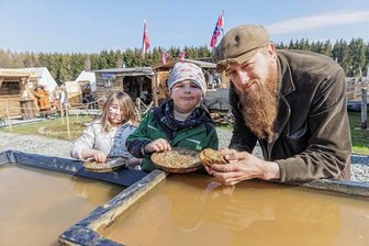 Ei, Ei, Ei: So lief das Osterwochenende im Erzgebirge - Goldwäsche im Siedlercamp Geyer: Lou Lissel und Leon Eckhardt aus Lößnitz bei Goldgräber Gustav Erdmann alias Andreas Kühnert. 