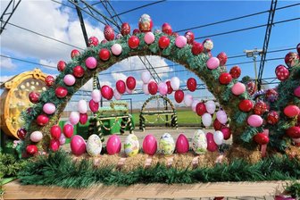 Ei, Ei: Tausende bemalte Eier sind im Ostergarten am Vereinshaus Niederalbertsdorf zu bewundern - Ein farbenfrohes Erlebnis bietet der Ostergarten am Vereinshaus an der Dorfstraße in Niederalbertsdorf.