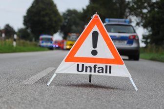 Eibenstock: 44-Jähriger fährt gegen Baum und reißt Strommast mit - Auf Höhe Wiesenhaus ist es zu einem Unfall gekommen.