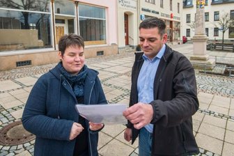 Eibenstock bekommt lange gewünschtes Eiscafé - Frank Kiel hat das Haus am Postplatz mit der rosa Fassade erworben. Susanne Möller hat das Ladengeschäft im Erdgeschoss gepachtet und will dort im kommenden Frühjahr eine Waffelstube eröffnen, in der es auch Eis geben soll.
