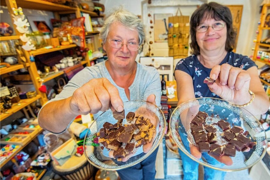 Eibenstock darf sich "Stadt des fairen Handelns" nennen - Birgit Krause (l.) und Birgit Mädler mit der Eibenstocker Stadtschokolade, einer Kreation auf dem Weg zur Fair-Trade-Town. 