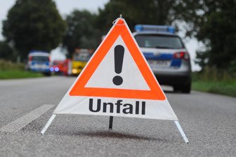 Eibenstock: Drei Autos in Auffahrunfall verwickelt - Ein Auffahrunfall mit drei Autos hat sich am Freitag in Eibenstock ereignet.