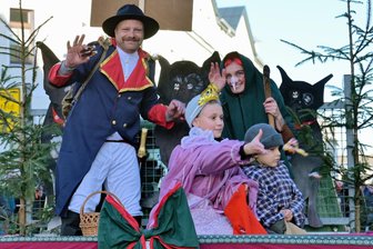 Eibenstock erlebt märchenhaften Adventsauftakt - Das Märchen „Das Feuerzeug“ hat beim Märchenumzug Premiere gefeiert.