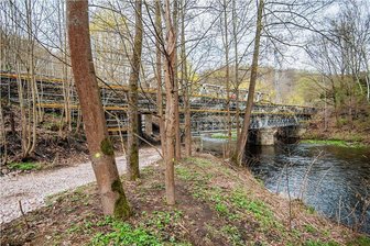 Eibenstock gibt Geld für Projekte an Mulderadweg - Die Brücke über die Mulde bei Bad Schlema wird seit dem vergangenen Jahr vom Zweckverband Muldetalradweg saniert. Sie ist ein wichtiges Teilstück zur Verlängerung des Radweges.