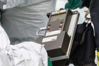 Eibenstock: Im Wald gefundene Metalldose enthält 123 Gramm Uran-haltiges Erz - Ein Gerät, das am Mittwochnachmittag in Eibenstock im Einsatz war: eine Kontaminationsnachweissonde. Direkt an der Oberfläche der gefundenen Dose mit der Aufschrift Uran-Pe-Ble wurde das Zwanzig- bis Dreißigfache der normalen Radioaktivität in unserer Umwelt gemessen.