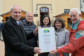 Eibenstock ist nun eine "Stadt des fairen Handels" - Der Erfolg hat viele Gesichter: So wie Bürgermeister Uwe Staab haben sich unter anderem Reinhard Klöppel, Silke Dickescheid und Birgit Mädler engagiert. Manfred Holz (rechts) freute sich ebenfalls.