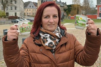 Eibenstock schafft für seinen Weihnachtsmarkt eigene Glühwein-Tassen an - Annett Benkert von der Bürgerstiftung "Zuhause am Auersberg" hält dieEibenstocker Märchentasse in Händen. 