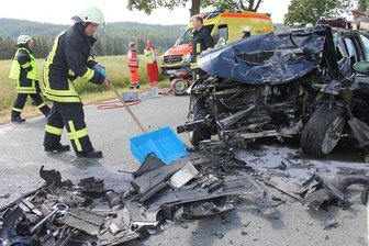 Eibenstock: Schwerer Unfall - ein Toter, fünf Schwerverletzte -