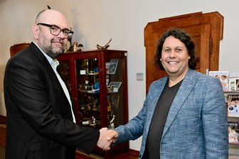 Eibenstock: Warum Alexander Hodeck die Bürgermeisterwahl so klar gewinnt - André Hempel (l.) gratuliert am Abend Alexander Hodeck zum Wahlsieg.