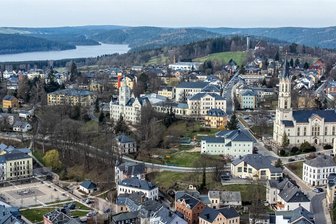 Eibenstock will Haushalte mit Wärme aus Pflanzenkohleproduktion versorgen - In der Oberstadt von Eibenstock gibt es bereits ein Nahwärmenetz mit sechs angeschlossenen Objekten. Das soll erweitert werden, es gibt 80 Interessenten für einen Anschluss.