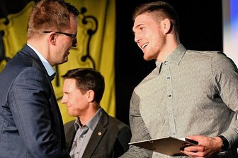 Eibenstock würdigt verdienstvolle Bürger, Firmen und Vereine mit Stadtpreisen - Connor Sammet, U20-Vize-Europameister im Ringen (r.), erhielt aus den Händen des CDU-Landtagsabgeordneten Eric Dietrich die Ehrenmedaille in Bronze.