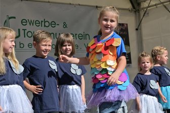 Eibenstocker haben Sommerfest gefeiert - Die Kids vom Spatzenhaus haben das Musial „Regenbogenfisch“ gezeigt – vorn Luisa Müller als Regenbogenfisch.
