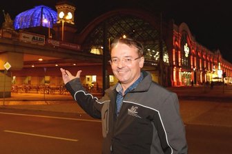 Eibenstocker knipsen das Licht am Dresdner Hauptbahnhof an - Enrico Oswald, Geschäftsführer der LEC GmbH, vorm Hauptbahnhof in Dresden. 