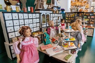 Eibenstocker Museum sucht Schätze aus Kindertagen -  Kaufmannsläden wie dieser, der in der Sommerschau im Depot Pohl-Ströher in Gelenau zu sehen war, werden für eine Sonderausstellung im Schatzhaus Erzgebirge in Eibenstock gesucht. 