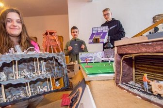 Eibenstocker Schule trägt jetzt Bergmannsgruß im Namen - In einem Kunstprojekt hatten Schüler der Oberschule Eibenstock Bergwerke angefertigt. Zu sehen waren die Objekte im Rathaus. 