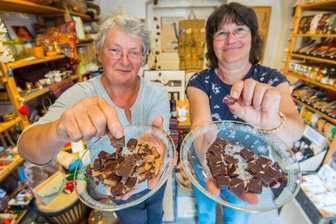 Eibenstocker sollen ihre Stadt-Schokolade wählen - Die Eibenstockerinnen Birgit Krause (links) und Birgit Mädler laden zum Schokoladen-Verkosten in den Eine-Welt-Laden ein.