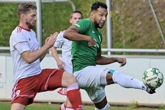 Eiche als nächste Hürde - Co-Trainer und Leistungsträger auf dem Platz: Flöhas Tom Göckeritz (l.) im Zweikampf mit dem Thalheimer Patrick Ströhle (r.). 