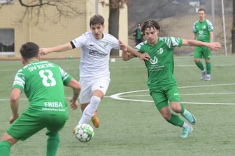 Eiche erneut zu stark für Thalheimer Fußballer - Jim Fischer (M., hier im Frühjahr gegen Reichenbrands Zefa Sitoe) erzielte den zwischenzeitlichen Ausgleich.