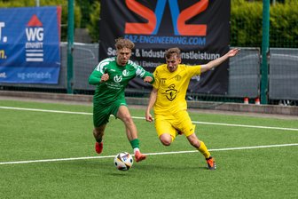 Eiche Reichenbrand siegt in der Fußball-Landesklasse nach Klassenerhalt auf der Couch - Im Stadtduell behielt der SV Eiche Reichenbrand (mit Erwin Biener, l.) die Oberhand gegen Fortuna II mit Louis Diller.
