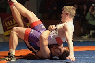 Eichenkränzen gelingt nur Ergebniskosmetik - Krysztof Grzegorz Sadowik (unten) holte gegen den Auer Maximilian Becher einen von zwei Siegen für die Lugauer Ringer.