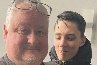 Eichhörnchen-Retter: Leute, deckt eure Wasserfässer ab - Aufregung im Hause Petzoldt. IWS Crane-System-Geschäftsführer Heiko Petzoldt mit dem Wildfang, der ruckzuck auch das Herz von Sohn Wotan erobert hatte. Wenig später ging's zurück in die Freiheit.
