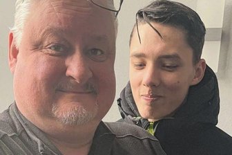 Eichhörnchen-Retter: Leute, deckt eure Wasserfässer ab - Aufregung im Hause Petzoldt. IWS Crane-System-Geschäftsführer Heiko Petzoldt mit dem Wildfang, der ruckzuck auch das Herz von Sohn Wotan erobert hatte. Wenig später ging's zurück in die Freiheit. 