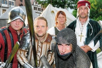 Eichhörnchen schwitzen im Ritterwams - Zu ihrer Kleidung tragen sie auch die passenden Namen: Anton von Ronneburg, Georg von Gangloff und Dietrich von Kapellenberg (vorn von links) stimmen sich auf den nächsten Kampf ein. Marketa von Streckow und Class Frey von Rothenburg (hinten) sehen dem gelassen zu.
