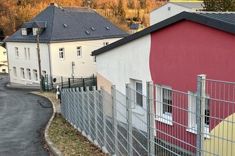 Eichigt: Freude über 34 Schulanmeldungen - An der Grundschule Eichigt (im Foto links der Altteil) gibt es dieses Jahr besonders viele Schulanmeldungen.