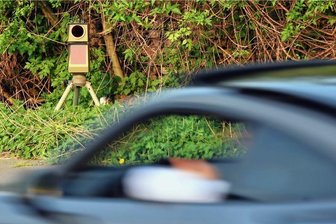 Eichigt legt Daten vor: So schnell wird auf der Staatsstraße gerast - Geht es nach der Gemeinde Eichigt, wird dieses Bild auf der Durchgangsstraße bald wieder Realität. Foto: Henning Kaiser/dpa
