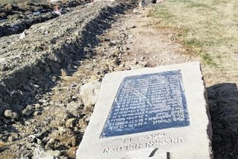 Eichigt ringt um Sanierung von ausgegrabenem Kriegerdenkmal - Vor zweieinhalb Jahren wurde das Ebmather Denkmal für Tote des Ersten Weltkriegs bei Tiefbauarbeiten wiedergefunden. 