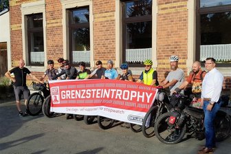 Eichigt strampelt sich für besseres Radwegenetz ab - 2023 war Pabstleithen Start der Grenzsteintrophy, nun Ziel der Fahrt auf dem Kolonnenweg.