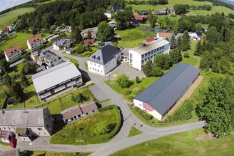 Eichigt will fünf große Dächer im Ort mit Fotovoltaik bestücken - Fotovoltaikanlagen sollen in Eichigt auf Turnhalle (links Mitte), Grundschule (rechts Mitte), Kindergarten Juniorkiste (rechts davor) sowie auf Sportlerheim und Feuerwehrhaus.
